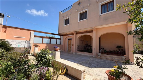 Villa a Pochi Passi, Completa di Tutti i Servizi. Buono Stato.